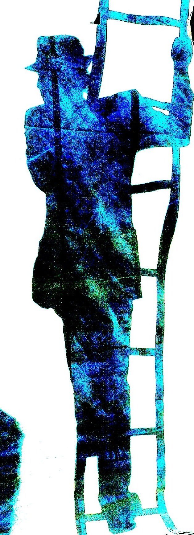 Stark bearbeitete blaue Silhouette meines Freundes Harald mit Hut, im Moment des Hinaufsteigens auf eine stilisierte Leiter vor weißem Hintergrund eingefroren.