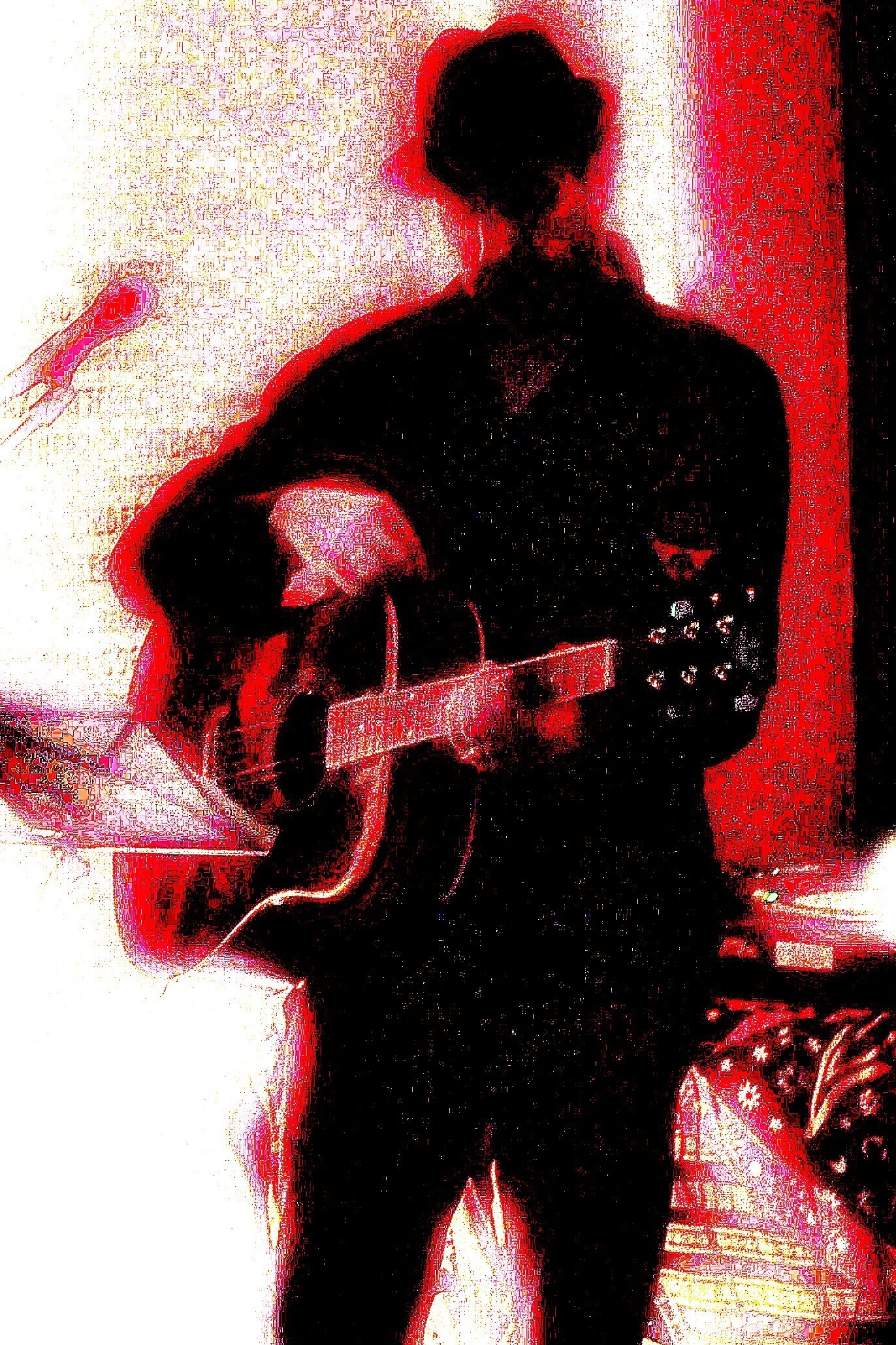 Körniges, rot getöntes Bild meines Freundes Harald in dunkler Kleidung und Hut, wie er Gitarre spielt, sein Gesicht im Schatten und digitalen Rauschen verschwunden.