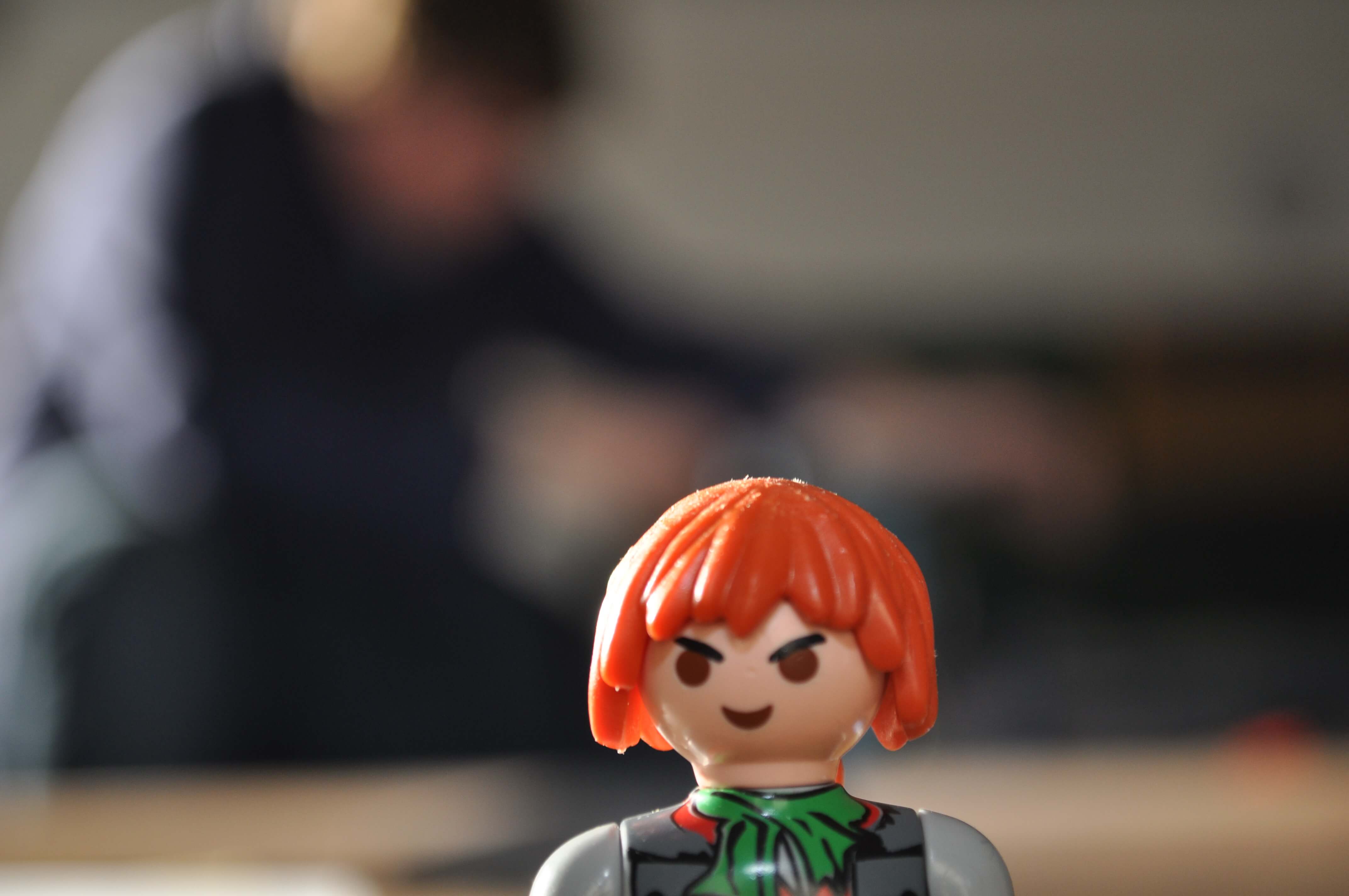 Playmobil-Figur im dramatischen Licht